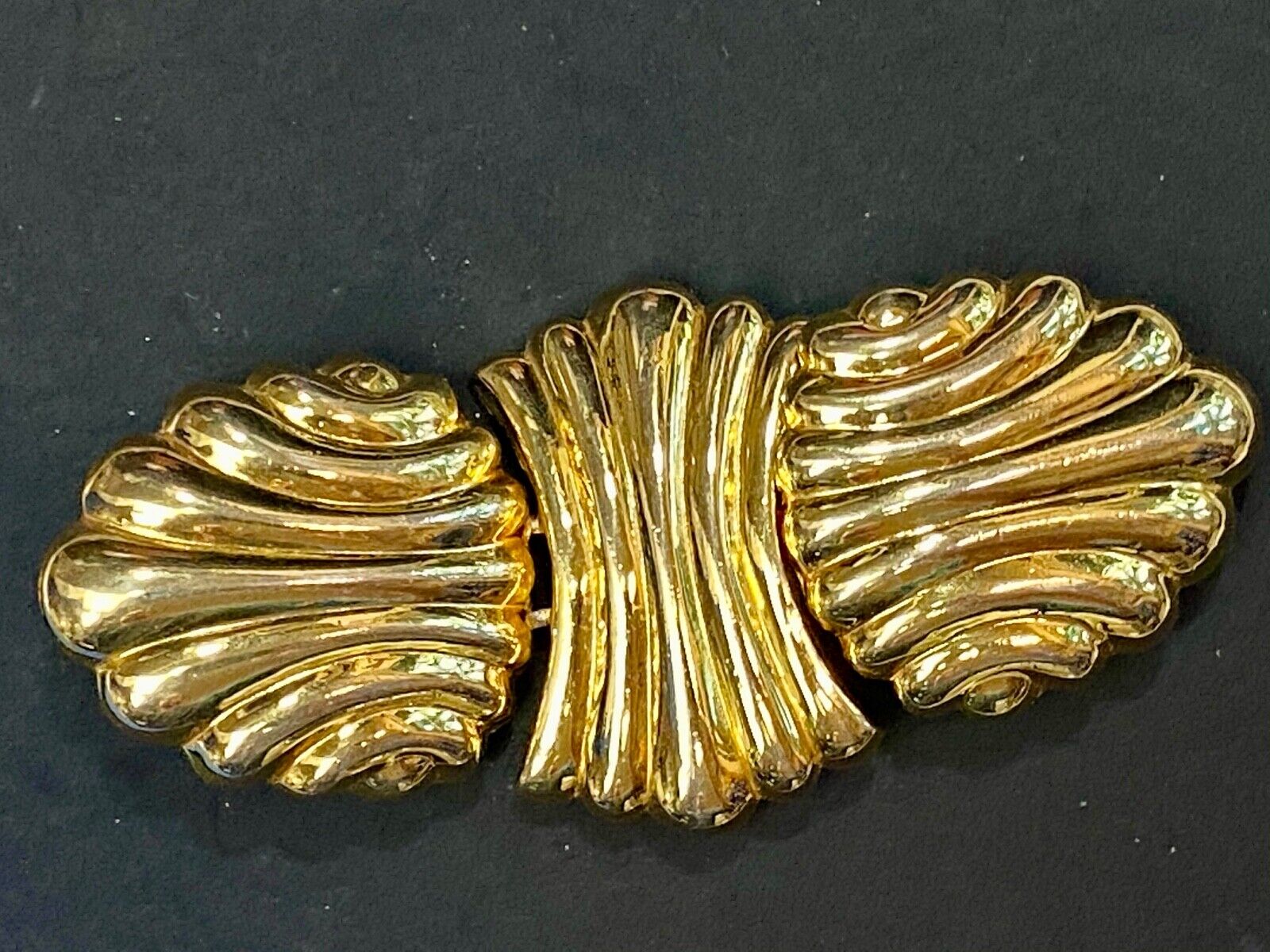 Vintage gold tone There piece interlocking leaf belt buckle BY Dotty Smith 