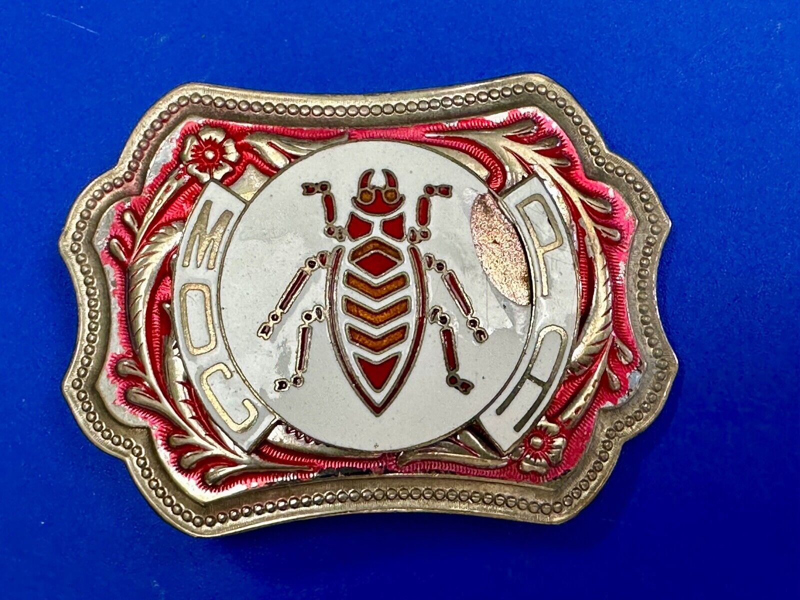 unique insect bug centerpiece on western red & white flower swirl belt buckle