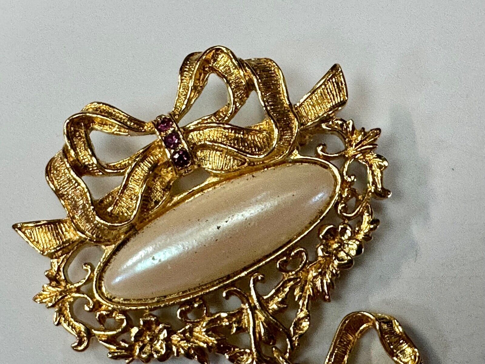 AVON Romantic Style 90s Pearl Color Costume Amethyst Drop Gold Tone Brooch pin
