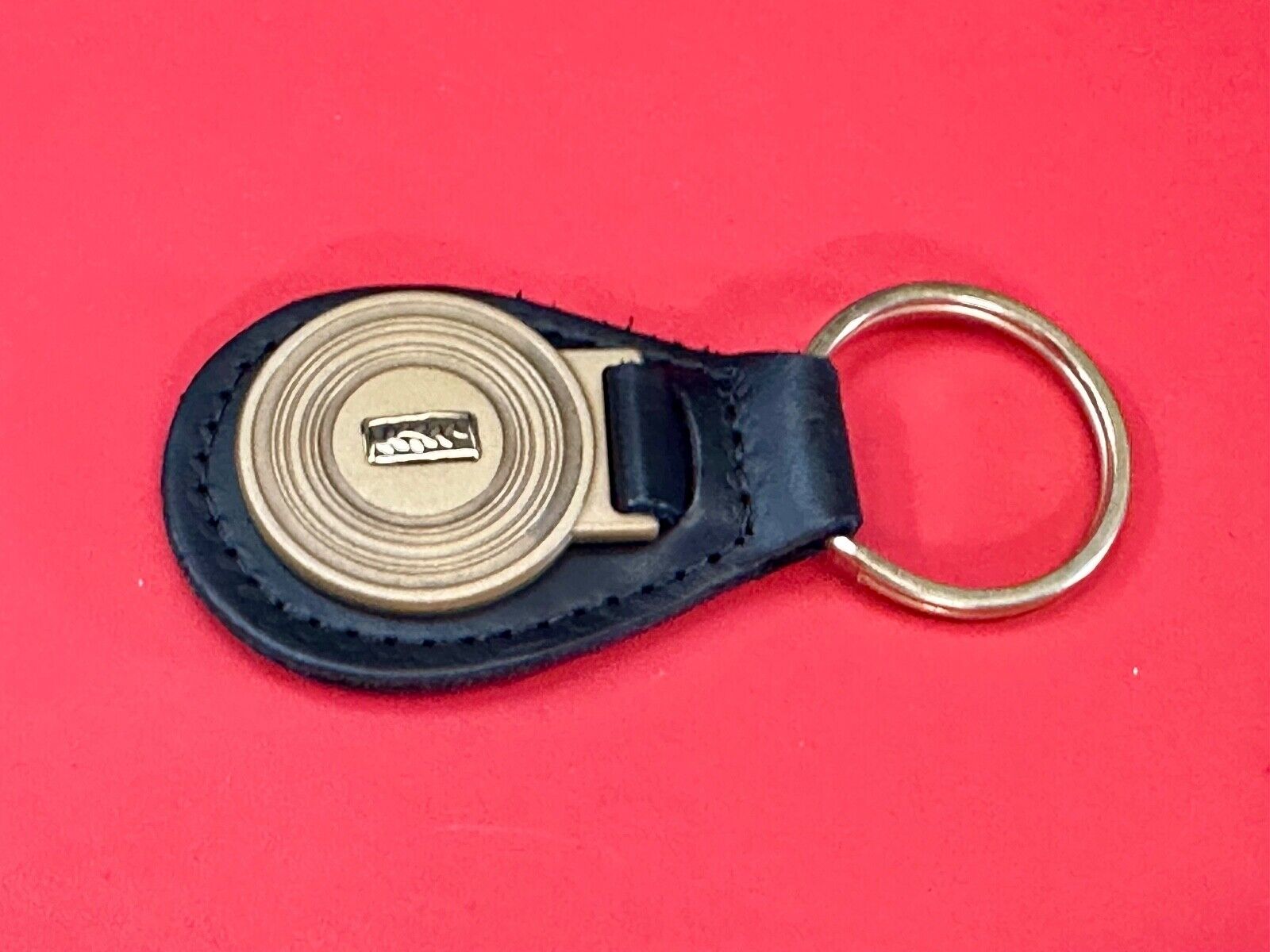 unknown to me!   Leaf emblem logo gold tone Keychain - Key Fob Ring Chain