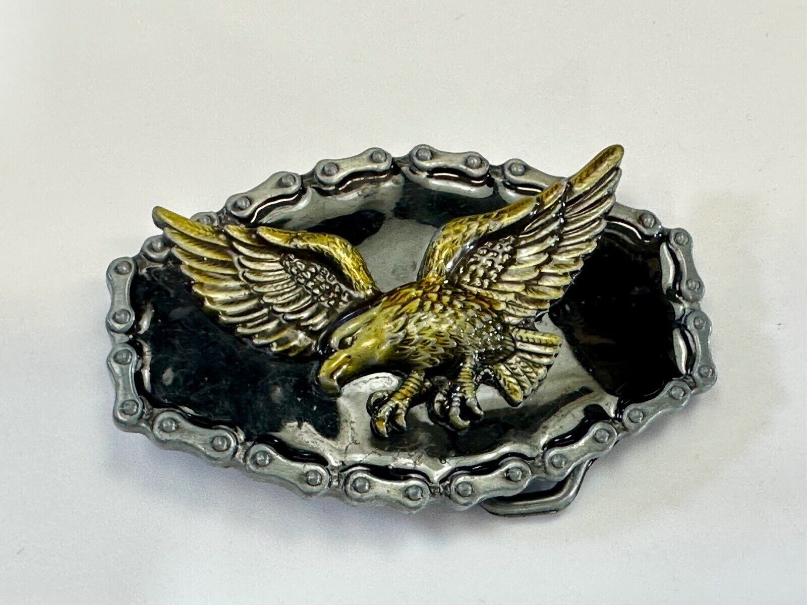 Bikers Patriotic American Eagle Flying Hunting Vtg. belt buckle w/ chain boarder