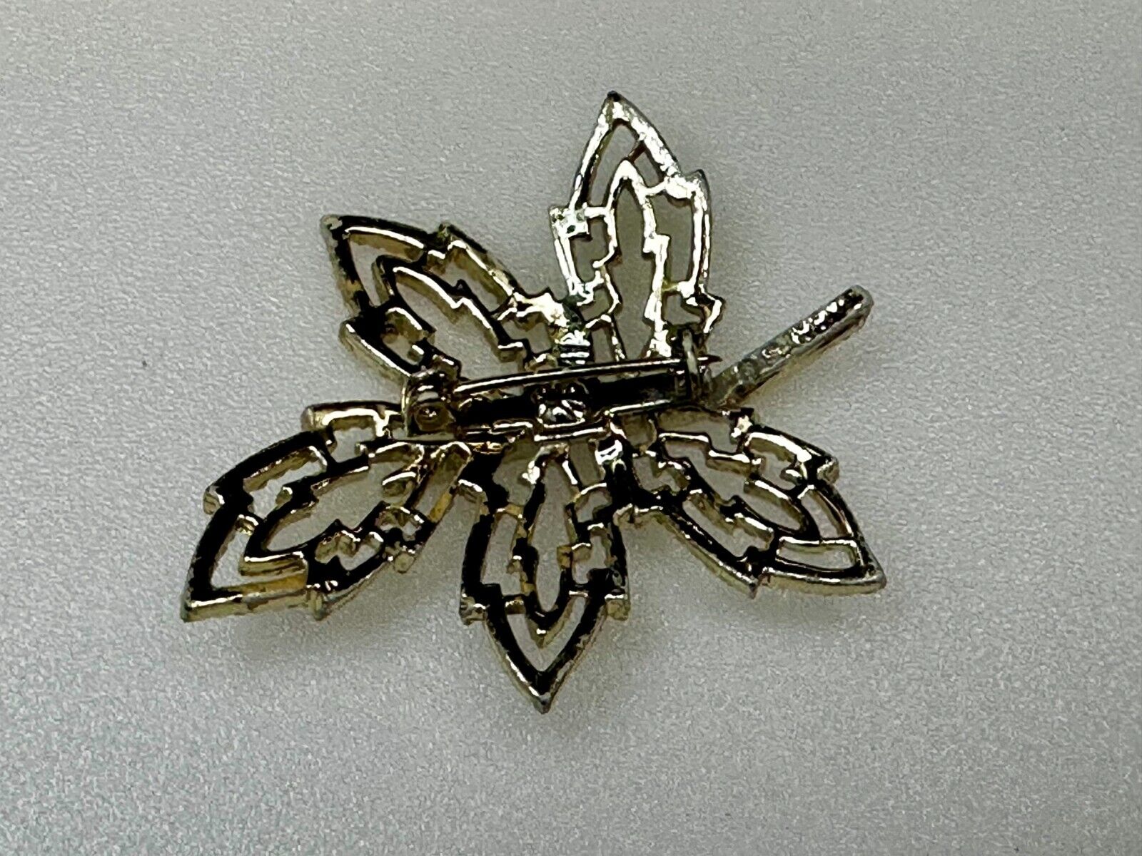Artistic Maple Leaf Openwork Vintage Gold Tone Brooch Pin Signed by Gerrys