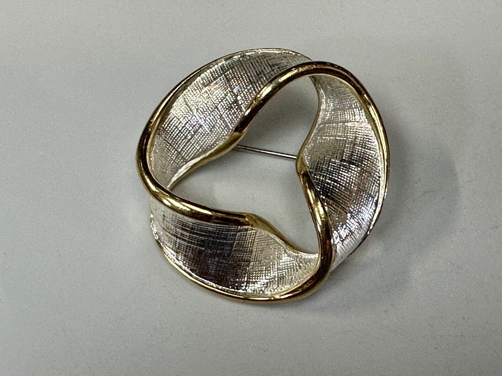 Twisted circle pattern Napier signed vintage two tone brooch pin