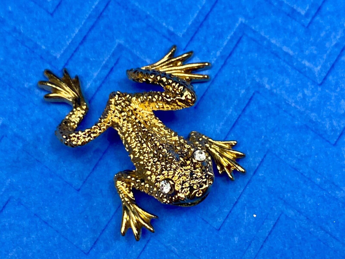 Vintage Danecraft Signed Gold Tone Frog Brooch with rhinestone eyes! 