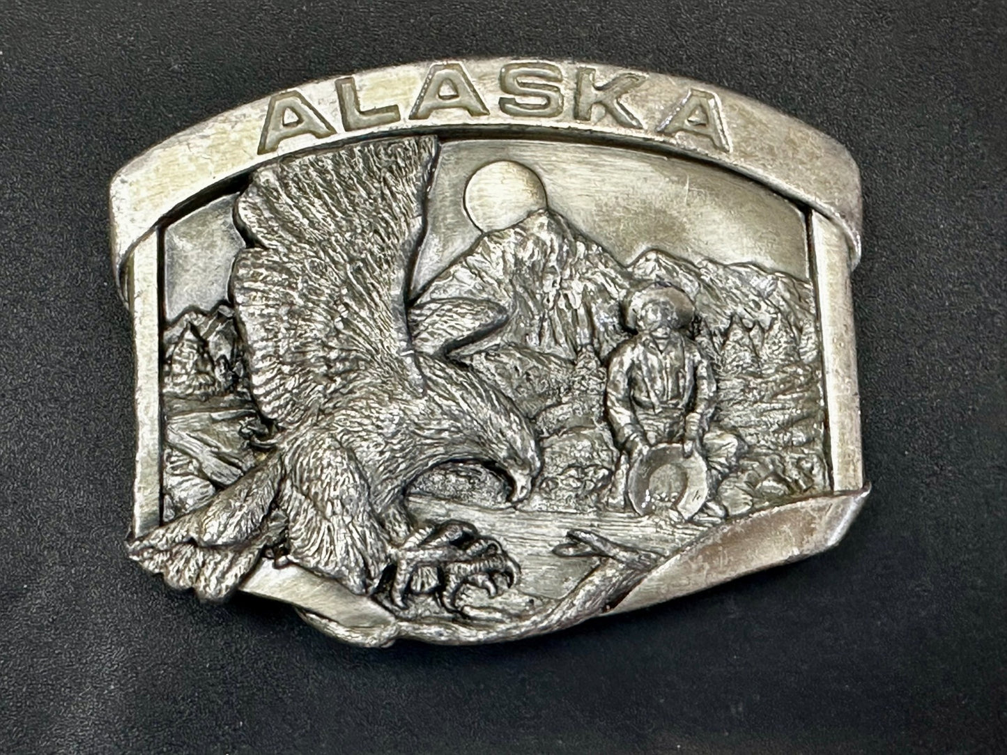 ALASKA Gold Panning Miner Eagle Mountain Scene Vintage 1984 Siskiyou Belt Buckle