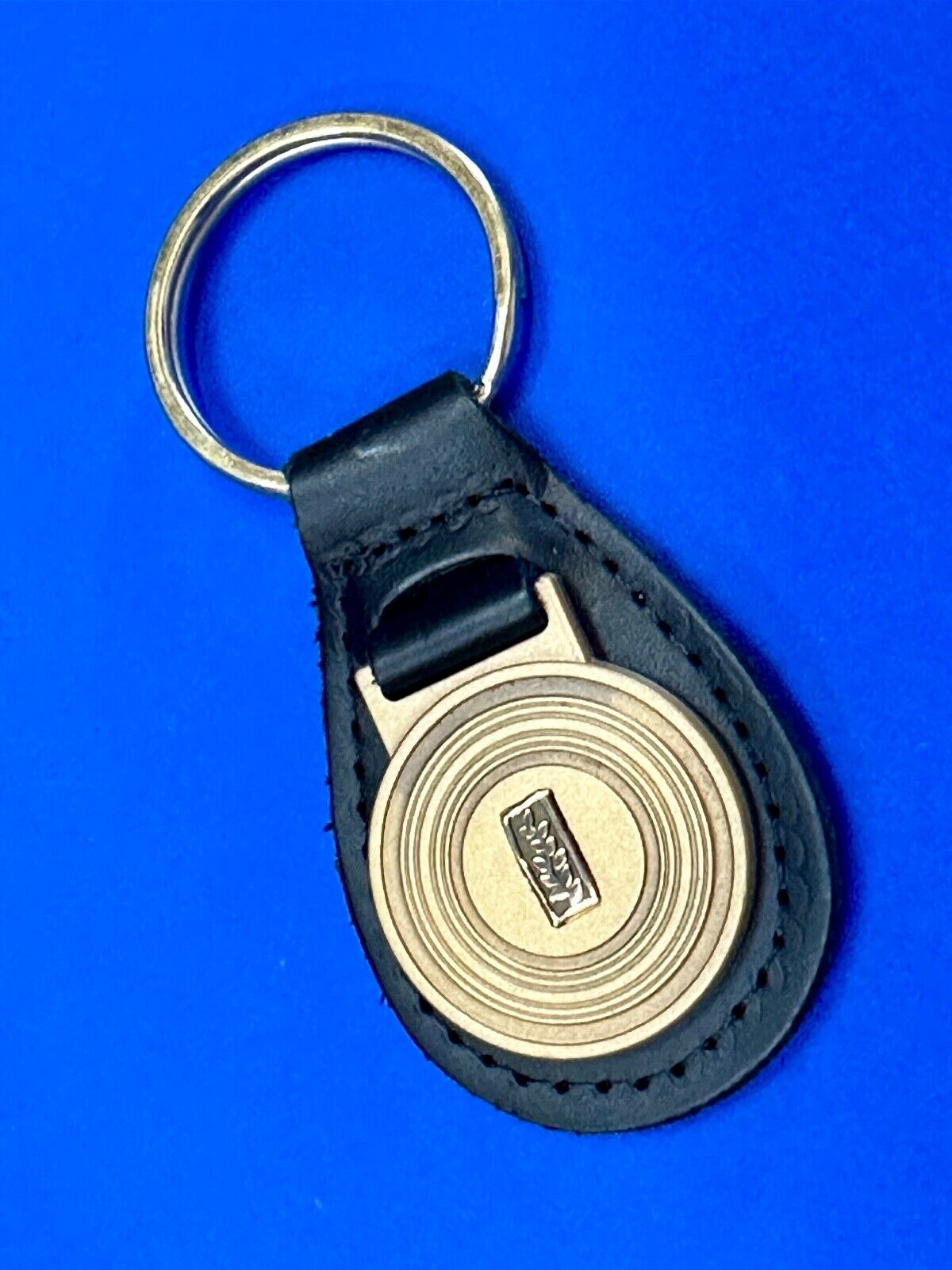 unknown to me!   Leaf emblem logo gold tone Keychain - Key Fob Ring Chain