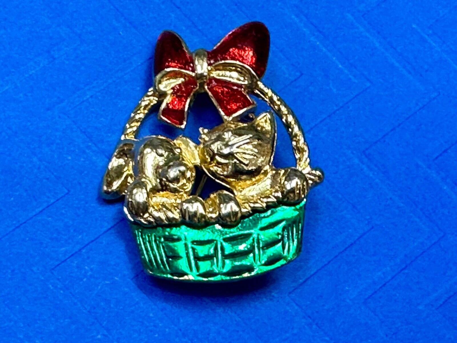Vintage Christmas Kitten in Basket Green Red Gold Tone Holiday Brooch Pin