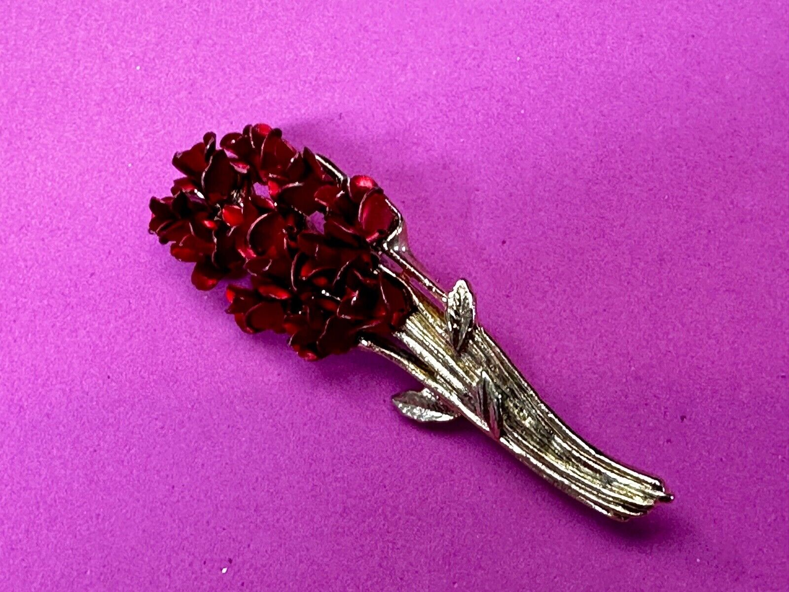 Valentines Day Gift? Red Roses Bouquet Gold Tone Brooch Pin Vintage Signed DM 97