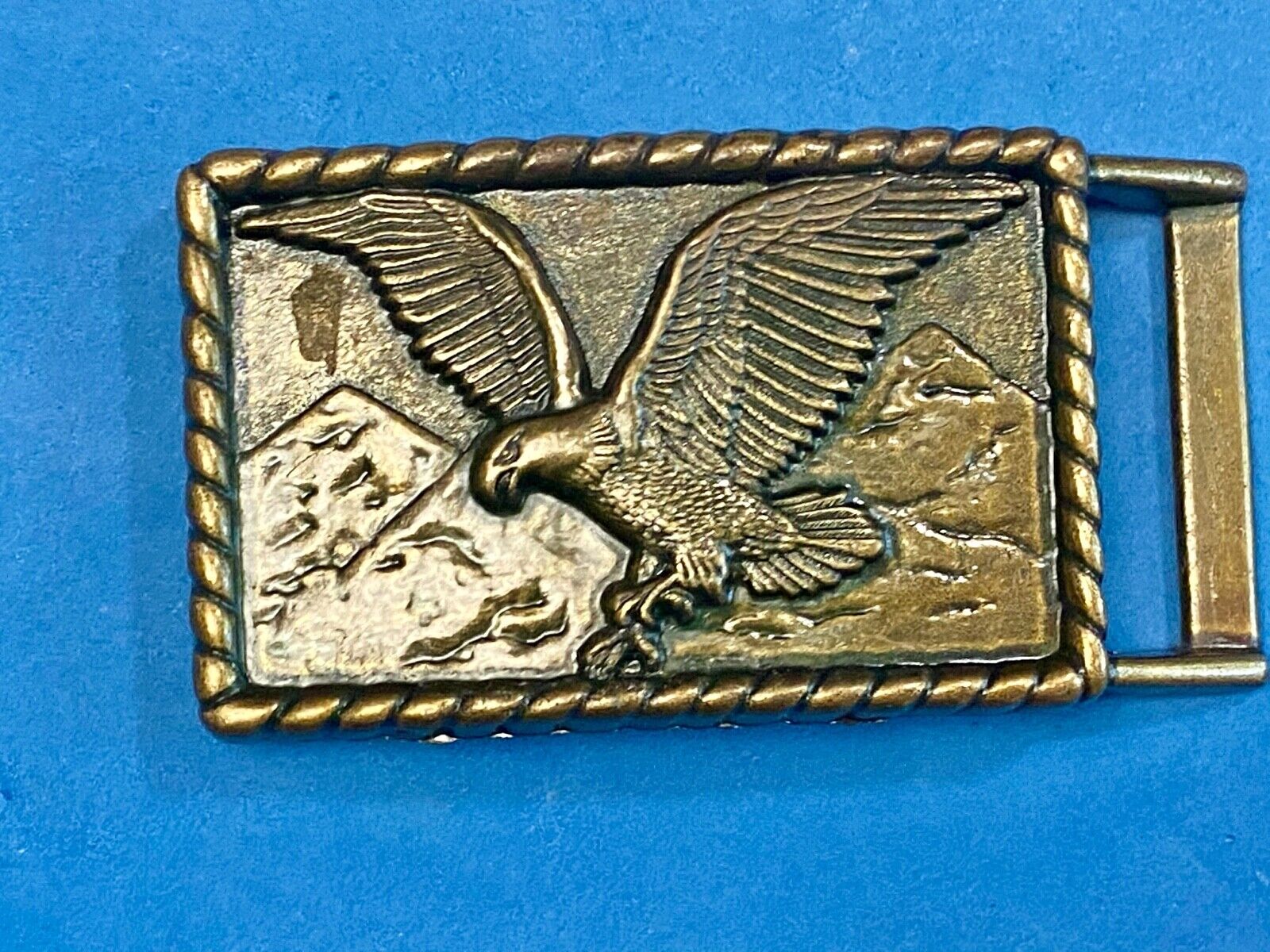 Vintage  Soaring Flying Eagle Flying Brass Tone Belt Buckle Mountains Talons