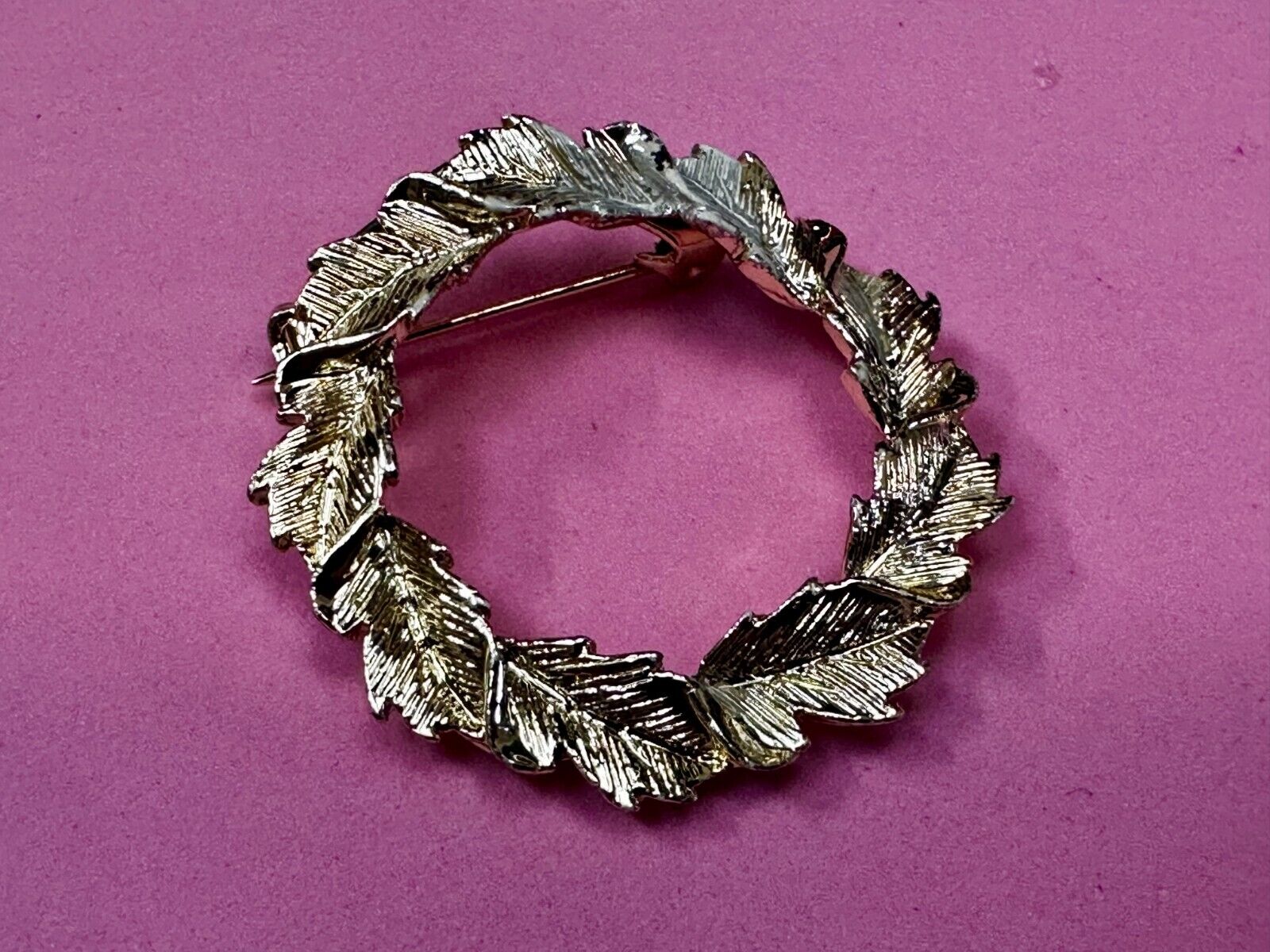 Vintage Gerrys Gold Tone Textured Leaf Leaves Round Wreath Brooch Pin