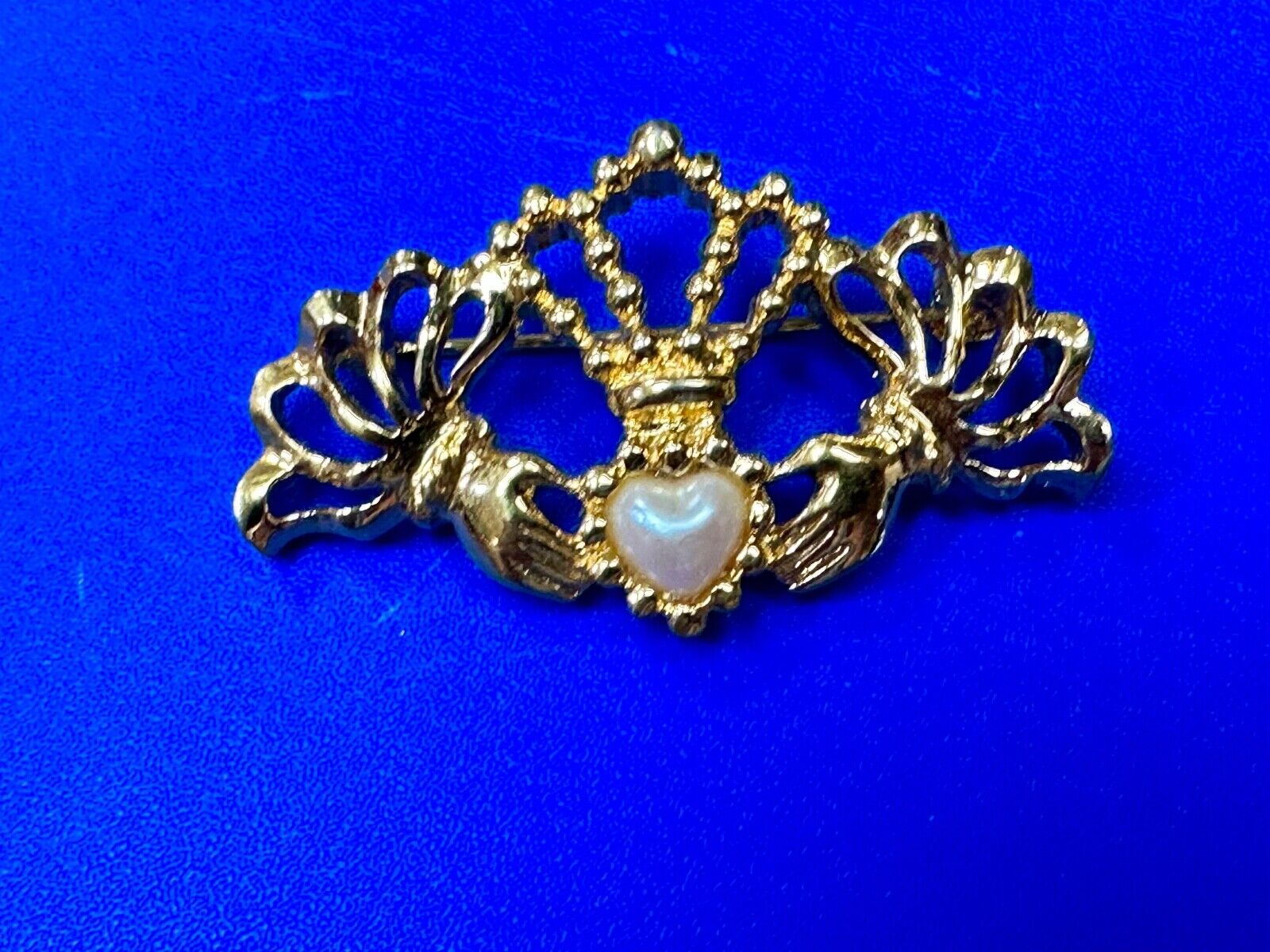 Vintage Avon Goldtone Brooch Pin Claddagh Hands Heart Crown Pearl Heart Bead