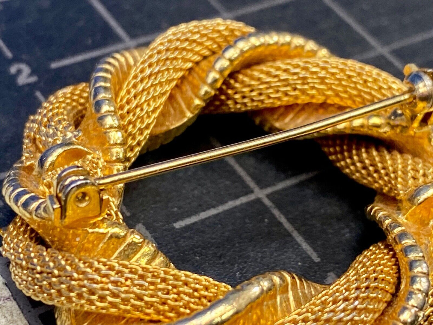 Vintage Gold Tone Twisted Braided Wreath Brooch Pin