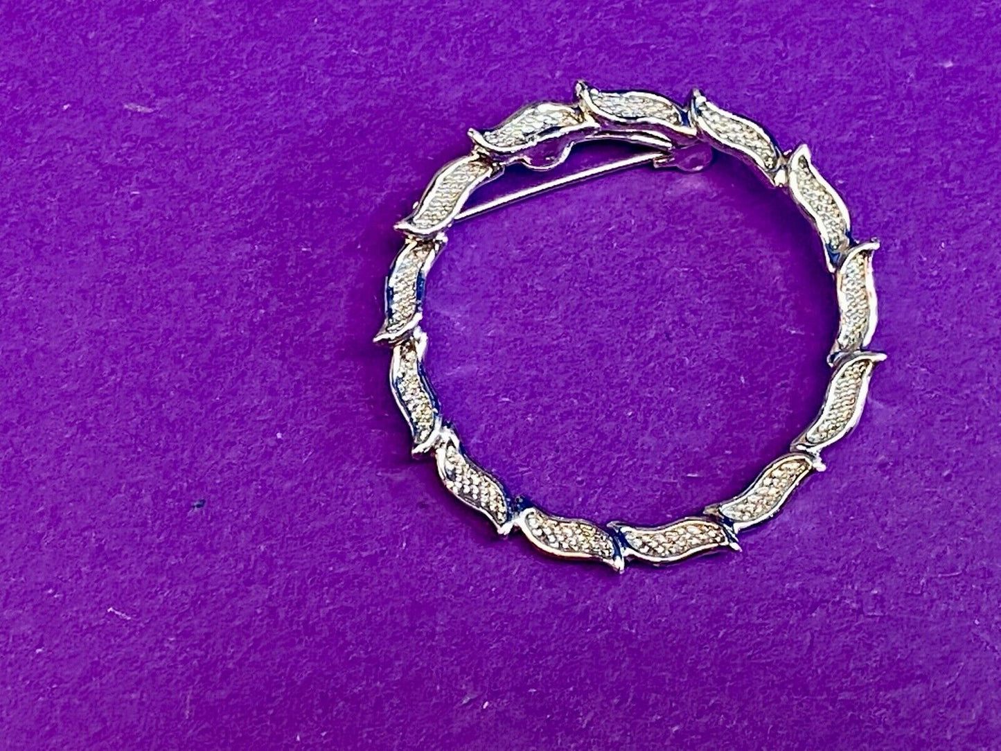 Vintage Gerry's Round Modern Leaf Wreath Brooch Pin Silver Tone Pave Look