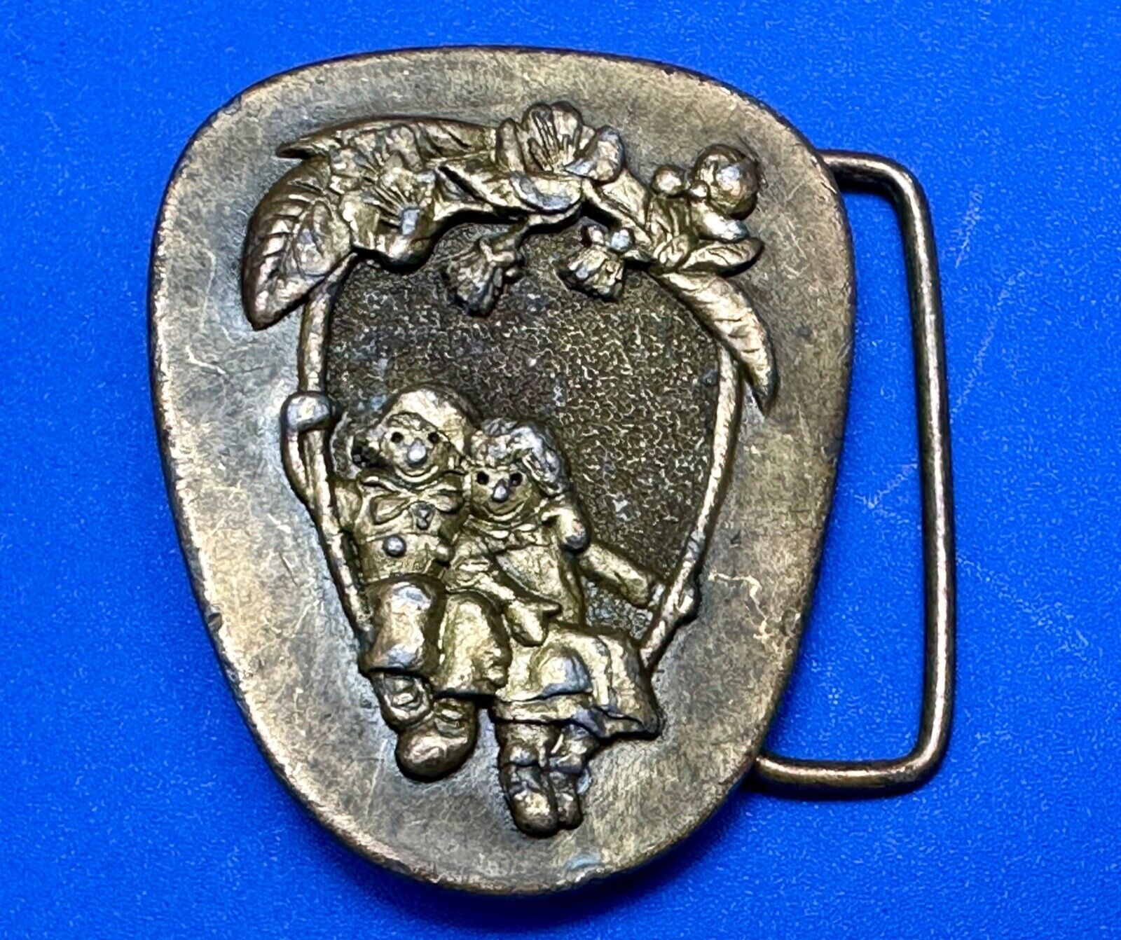 Adorable Raggedy Ann and Andy kids couple Vintage 1976 belt buckle B-98