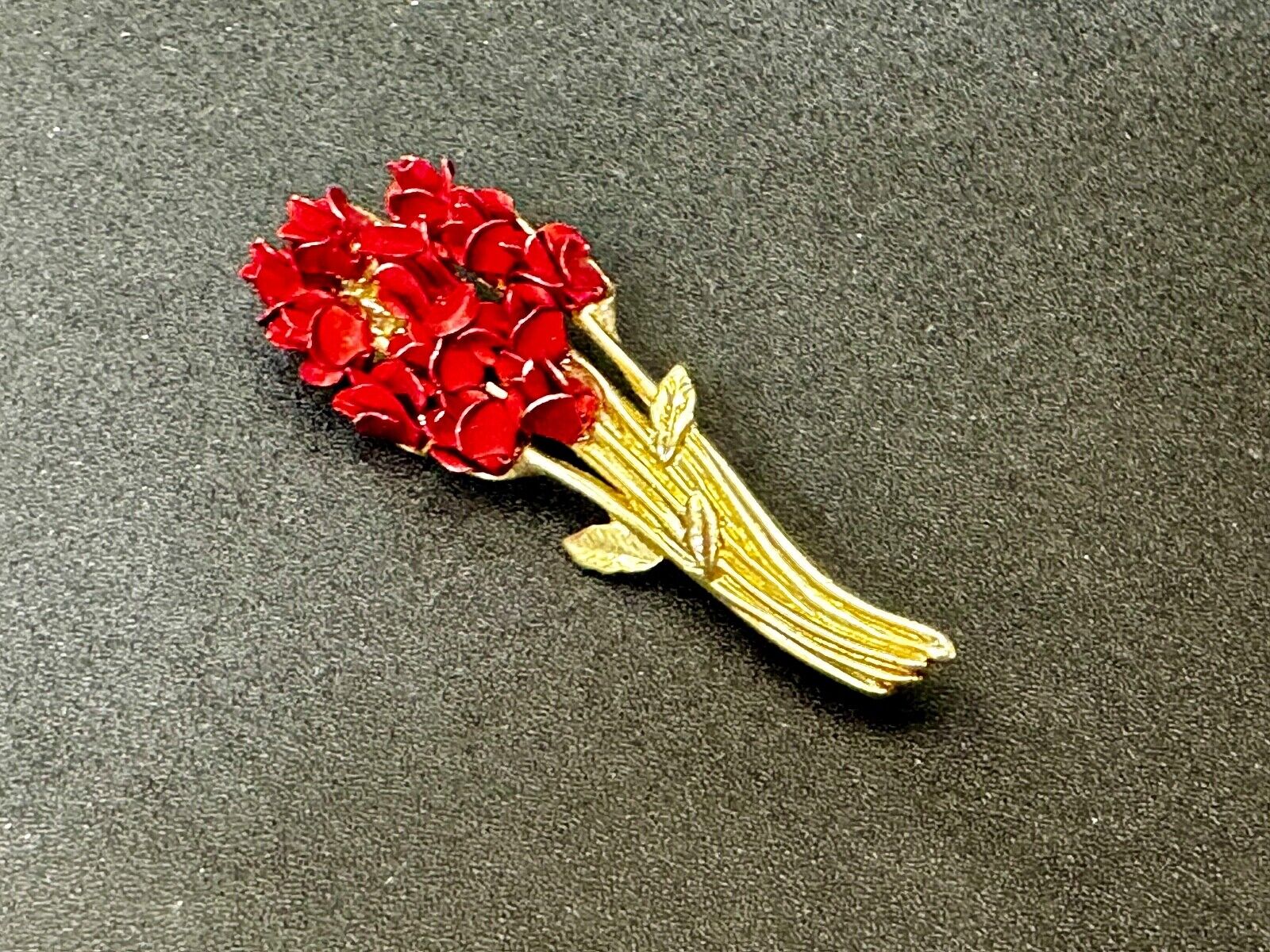 Valentines Gift!  Red Roses Bouquet Gold Tone Brooch Pin Signed DM 97
