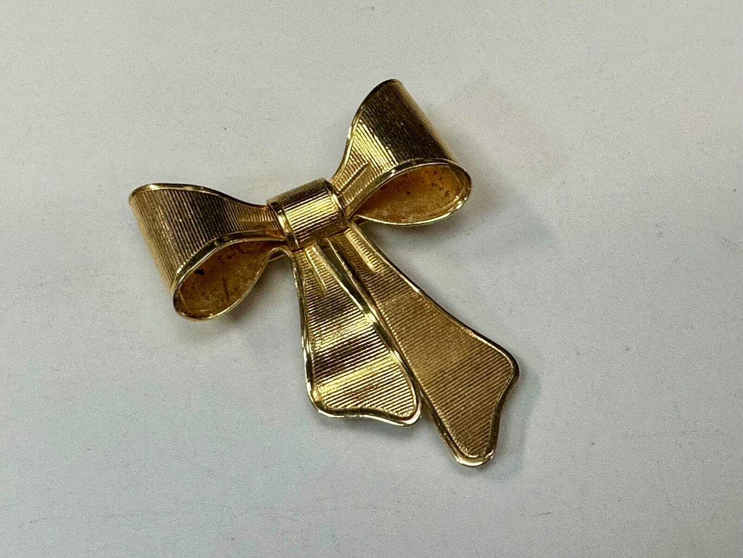 Adorable Holliday Bow - Avon signed gold tone brooch pin