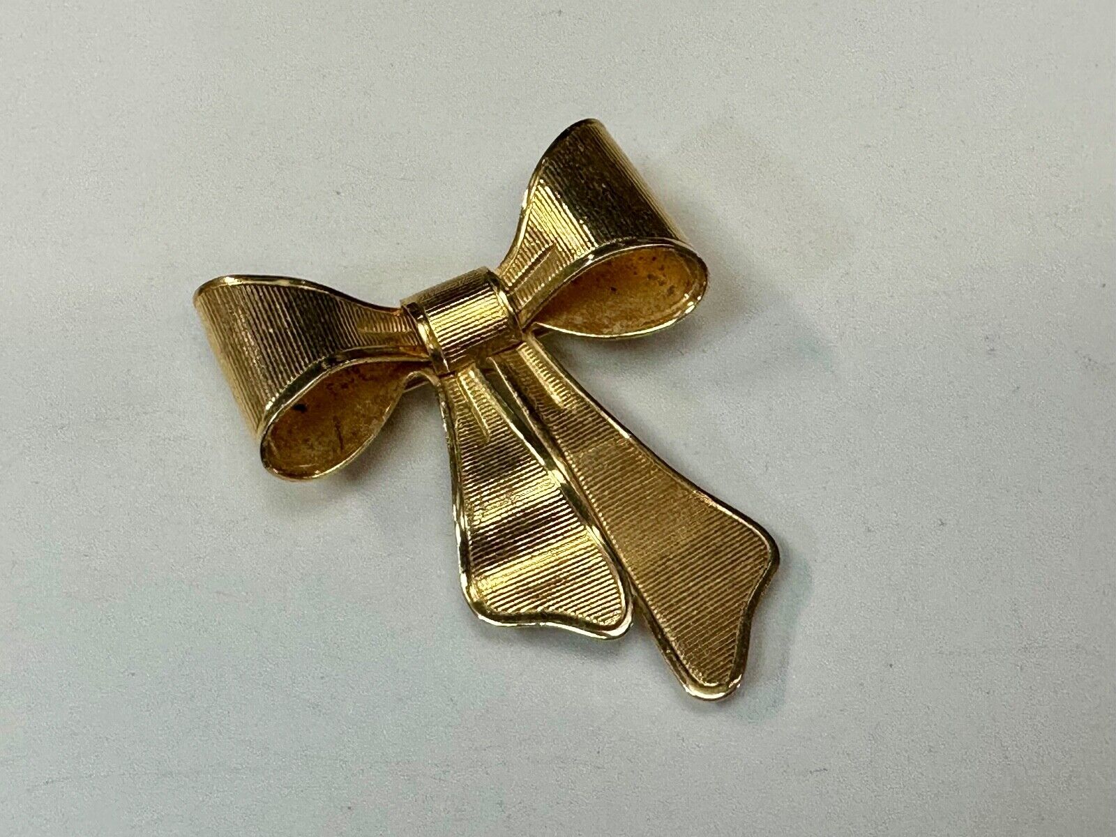 Adorable Holliday Bow - Avon signed gold tone brooch pin