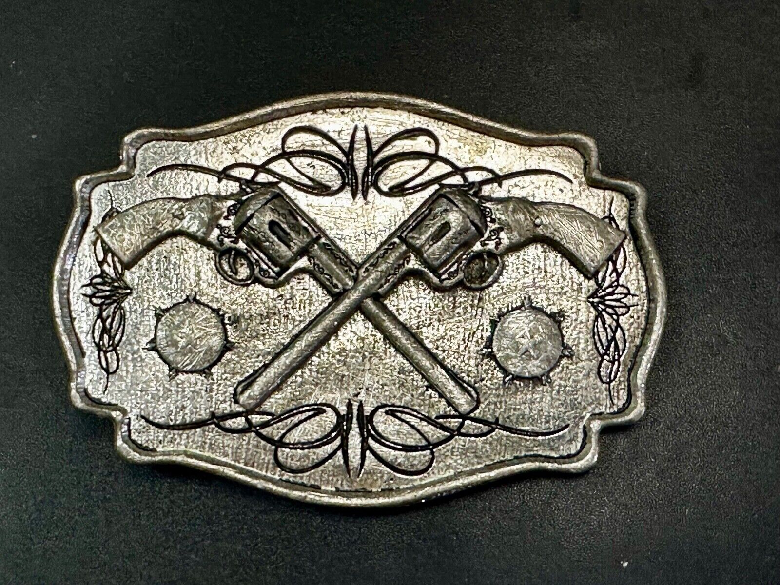 Two Guns Revolver Pistol Western Mobtown 2004 Silver Tone Belt Buckle
