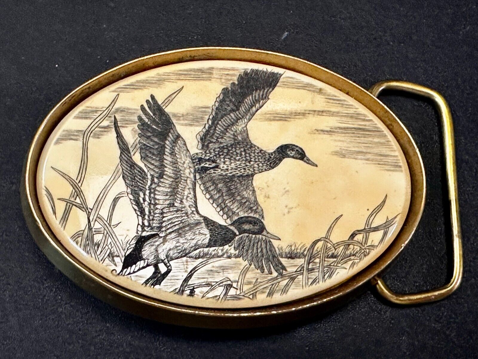 Two Flying Duck Mallards Faux Scrimshaw Solid Brass VTG 1983 Barlow Belt Buckle