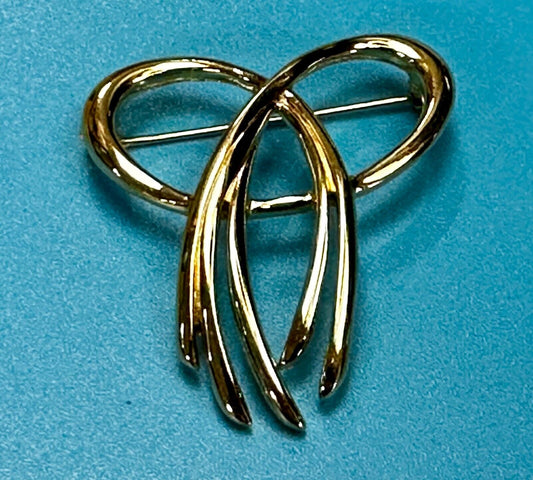 Beautiful Ribbon Looped Bow Gold Tone Vintage Brooch Pin Signed by Trifari