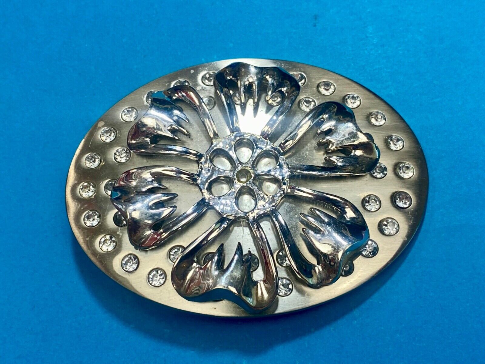 Beautiful reflective silver tone raised FLOWER theme belt buckle w/ Rhinestone's
