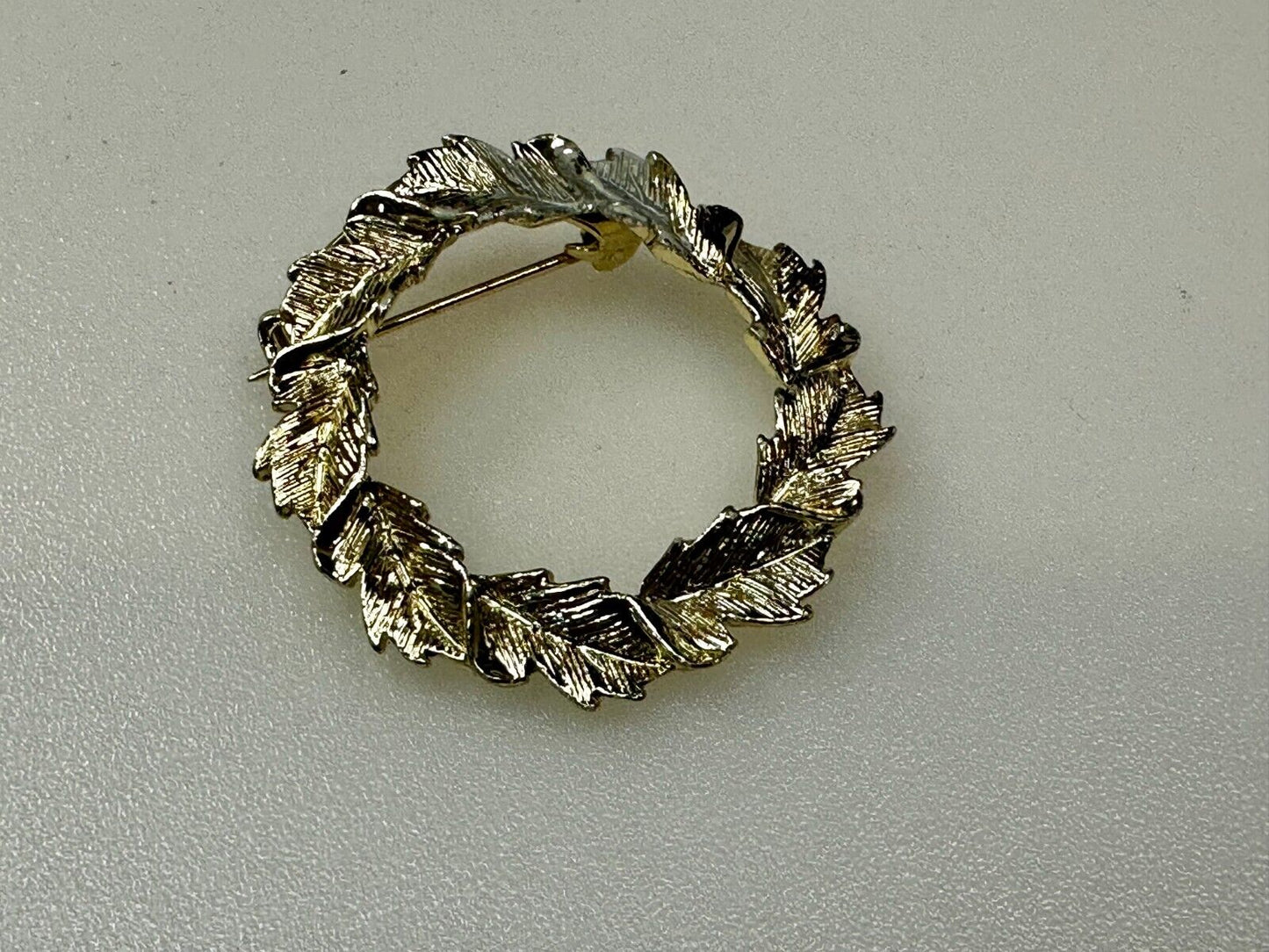 Vintage Gerrys Gold Tone Textured Leaf Leaves Round Wreath Brooch Pin