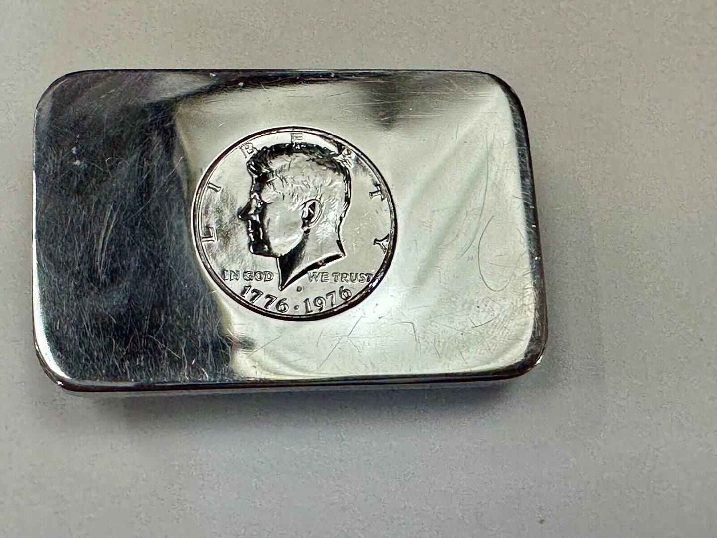 1776-1976 JOHN KENNEDY HALF DOLLAR BICENTENNIAL COIN IN SILVER TONE BELT BUCKLE