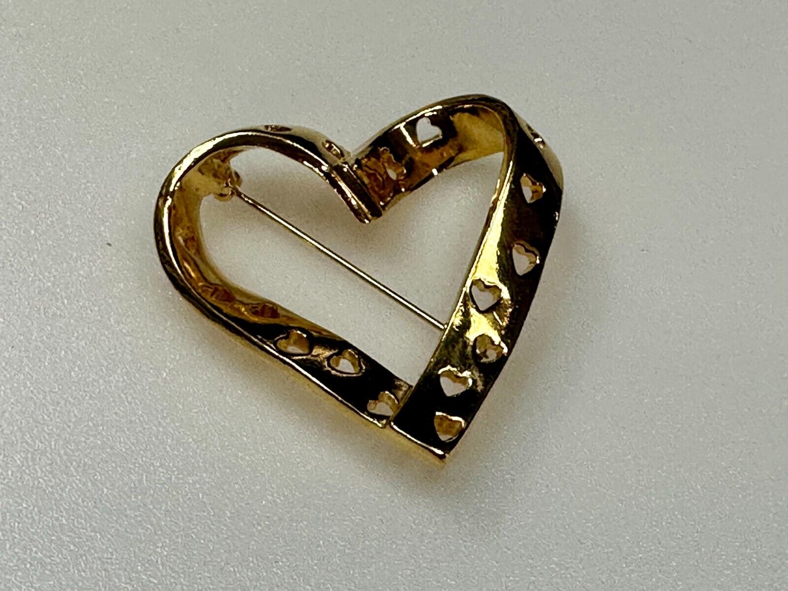 True Hearts Valentine Days Open Cutout Gold Tone Vintage Brooch Pin Signed Avon