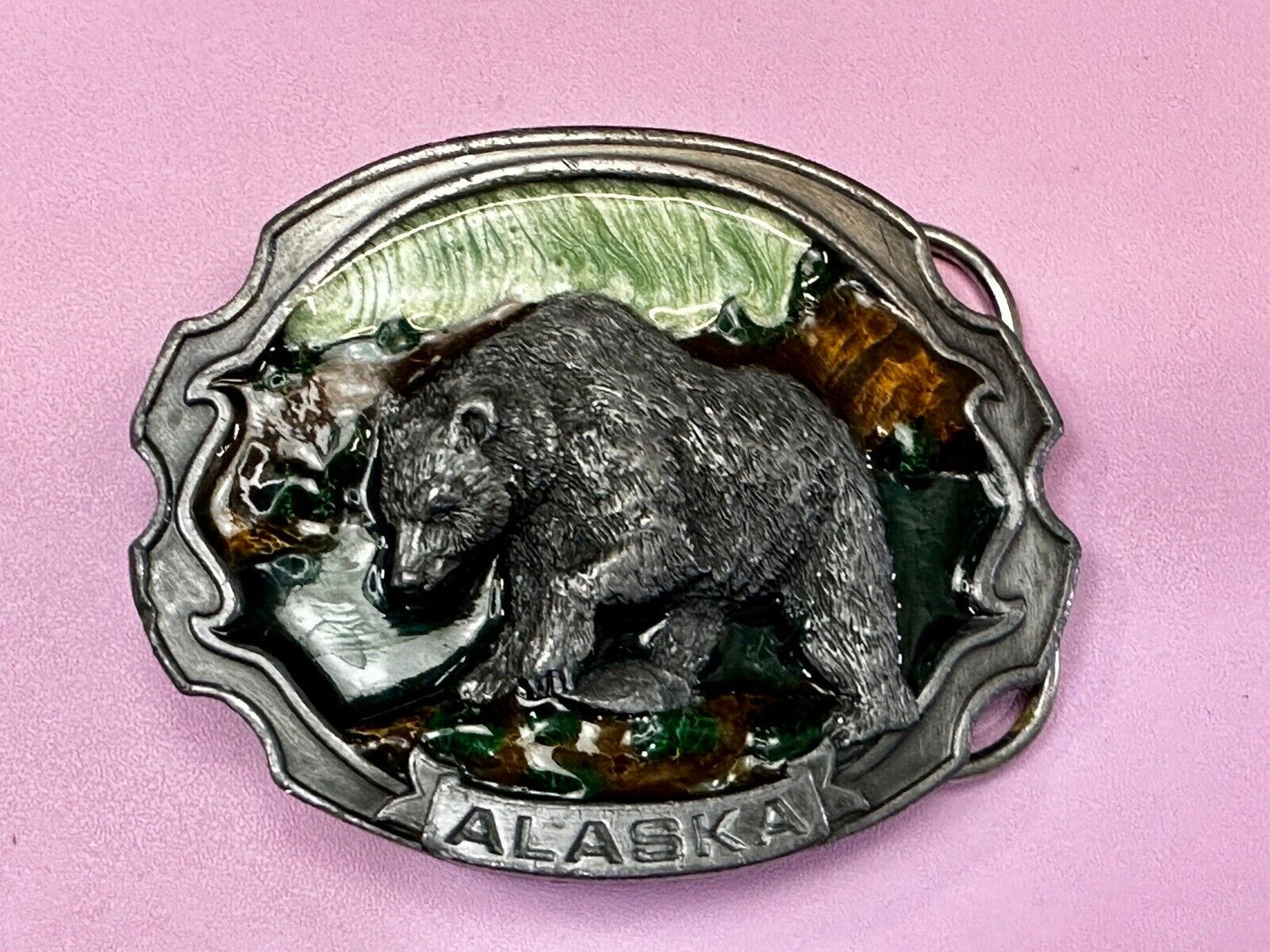 Alaska Bear drinking from stream Vintage 1986 Siskiyou V-55 Belt Buckle