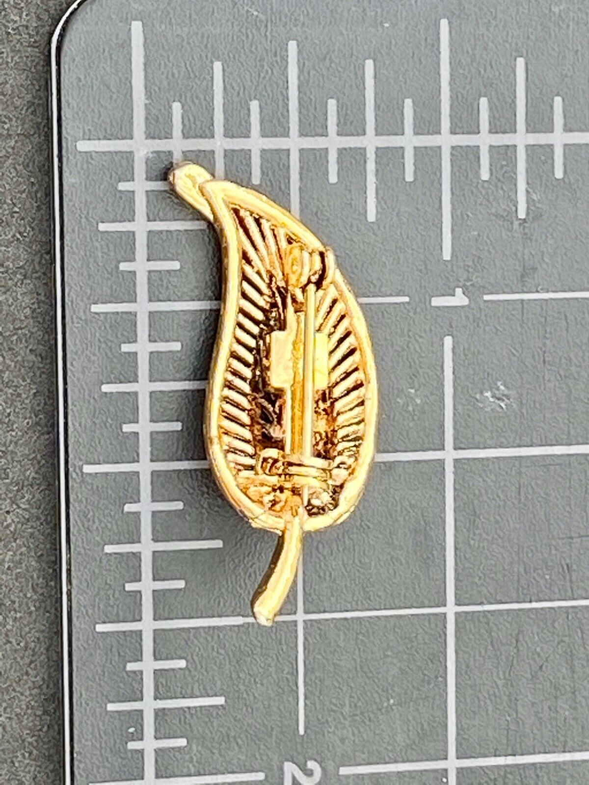 Vintage Gold Tone Mesh Leaf With Faux? Pearl Brooch