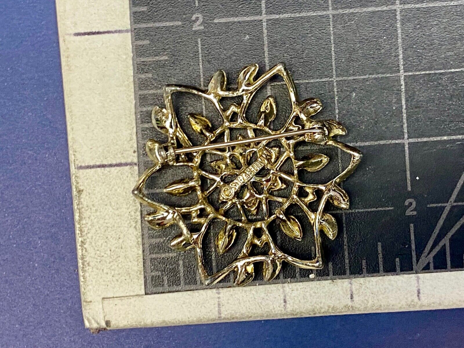 VINTAGE  SARAH COVENTRY SILVER TONE SEE THROUGH LEAF BROOCH