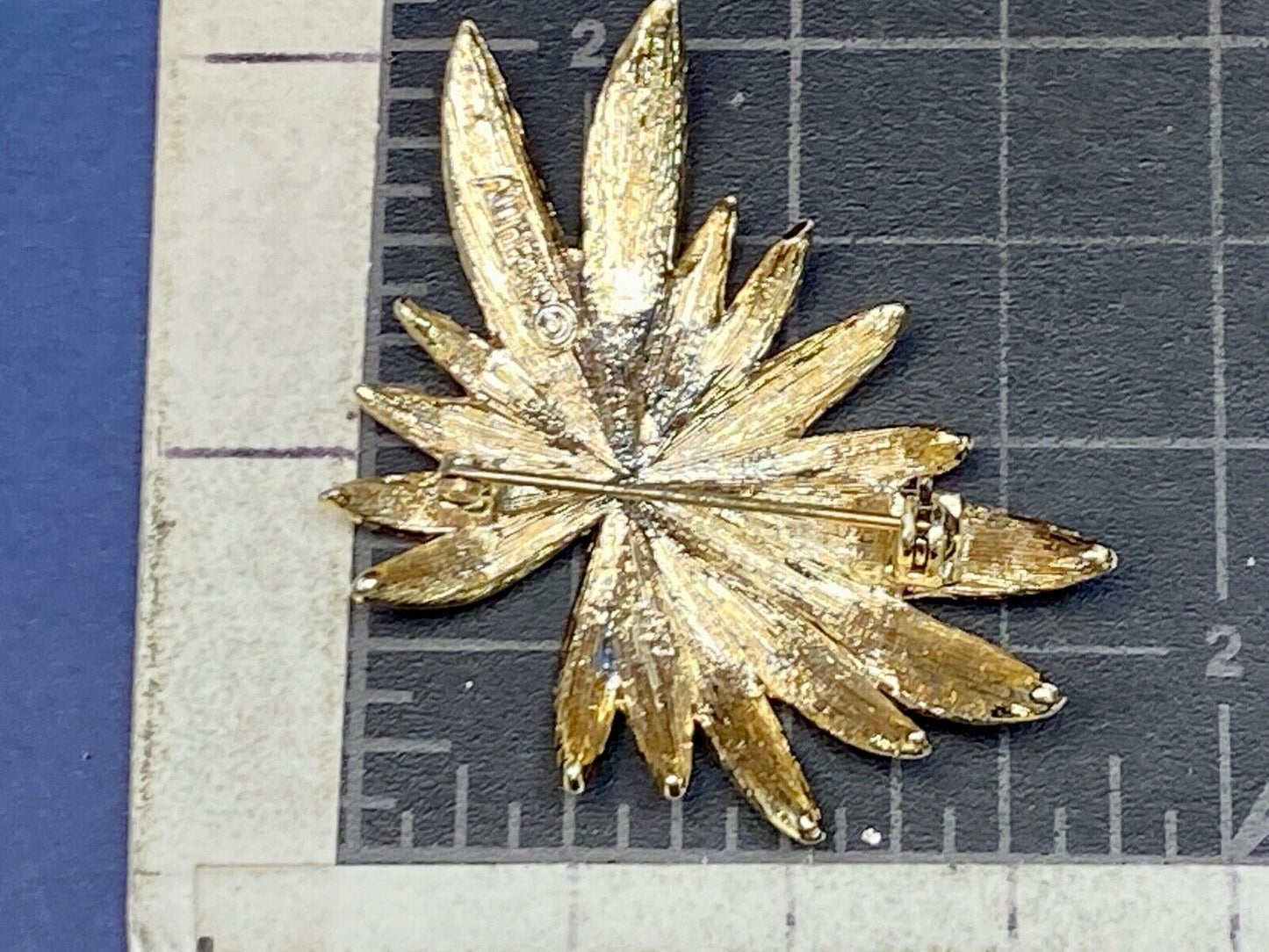 VINTAGE  SARAH COVENTRY GOLD TONE LEAF STAR BURST LARGE PIN BROOCH