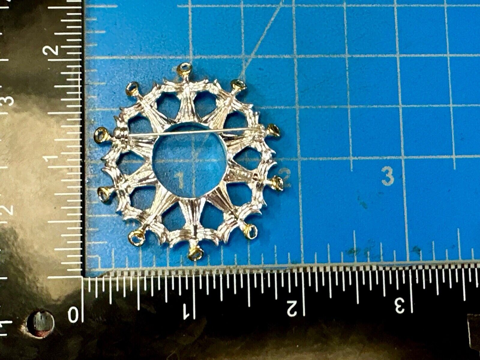 Angles in Circular pattern holiday wreath Avon signed vintage brooch pin