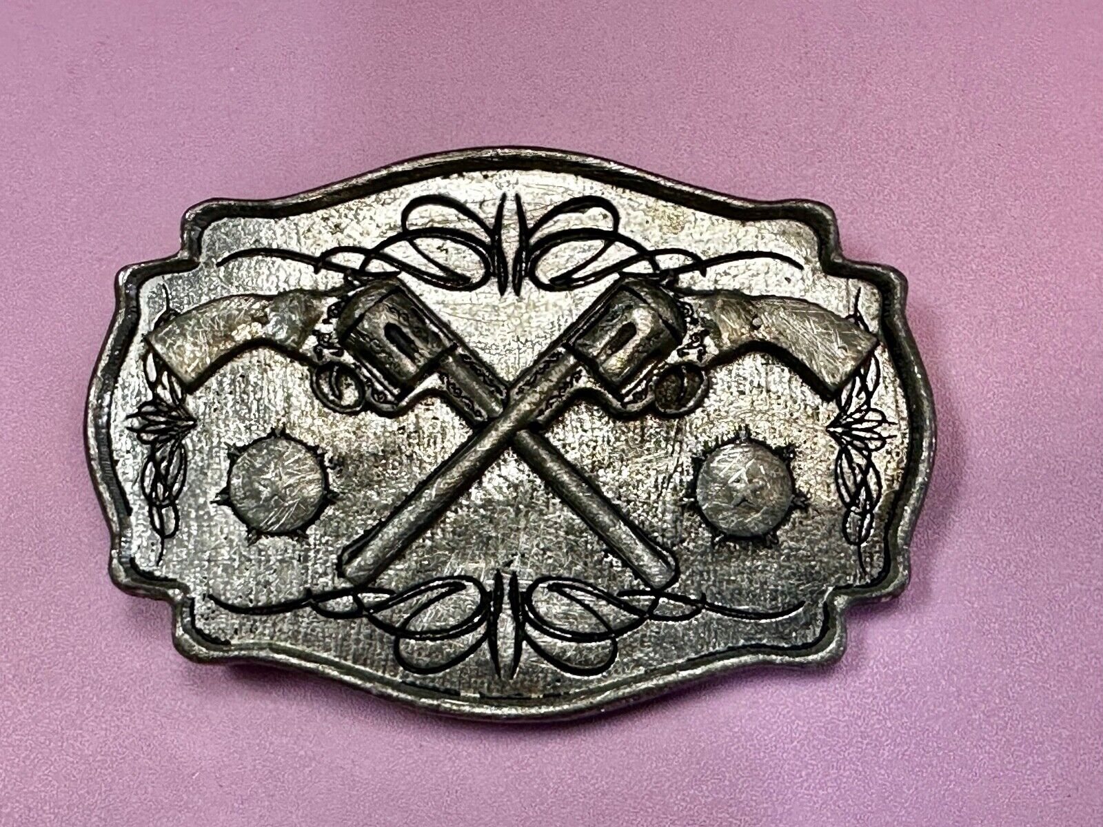 Two Guns Revolver Pistol Western Mobtown 2004 Silver Tone Belt Buckle