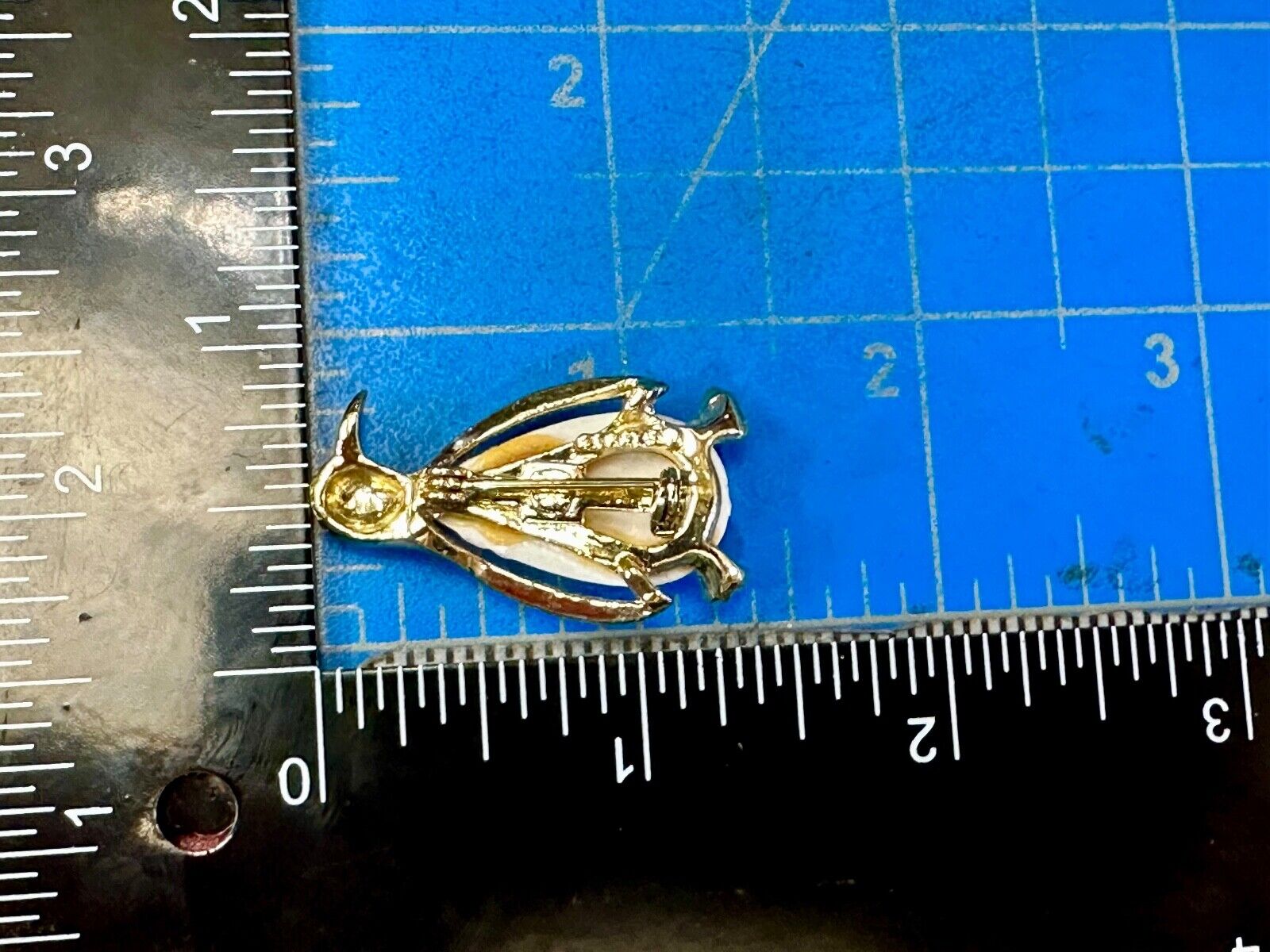 Adorable Penguin Gerrys vintage gold tone white belly brooch pin