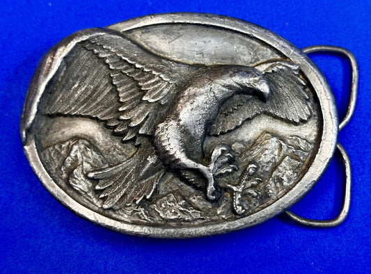 American Bald Eagle Attacking Flying Hunting Vintage 1984 Bergamot Belt Buckle