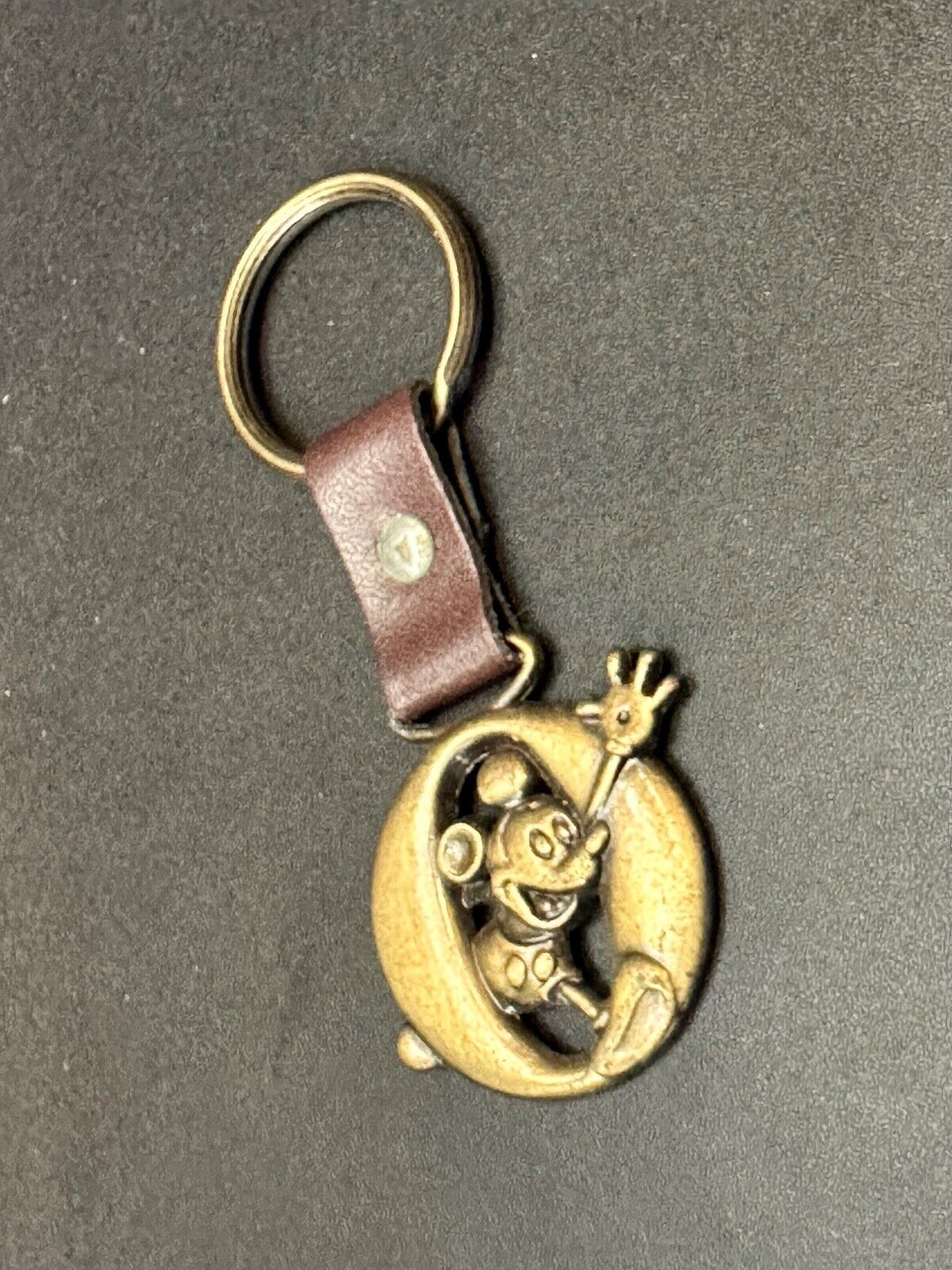 VINTAGE LETTER INITIAL O  MICKEY MOUSE DISNEY KEYCHAIN BRASS and LEATHER FOB