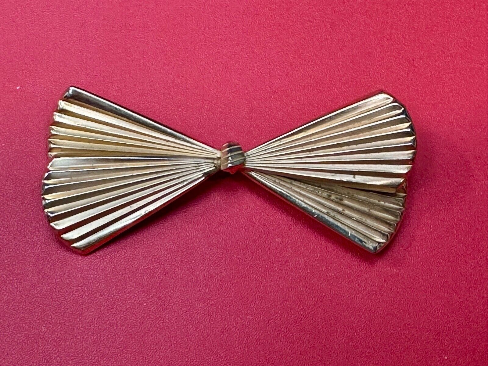 Beautiful gold tone FAN or Bow Tie pattern Giovanni signed Vintage Brooch Pin