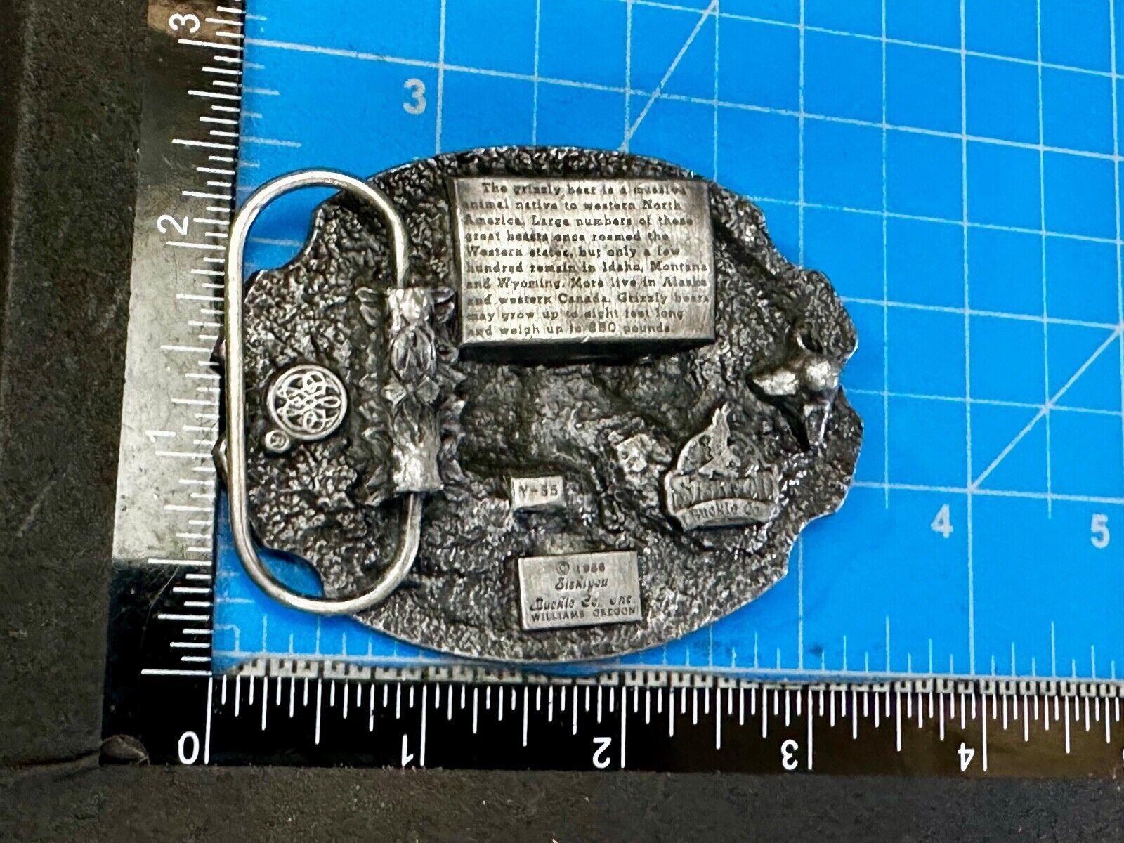 Alaska Bear drinking from stream Vintage 1986 Siskiyou V-55 Belt Buckle