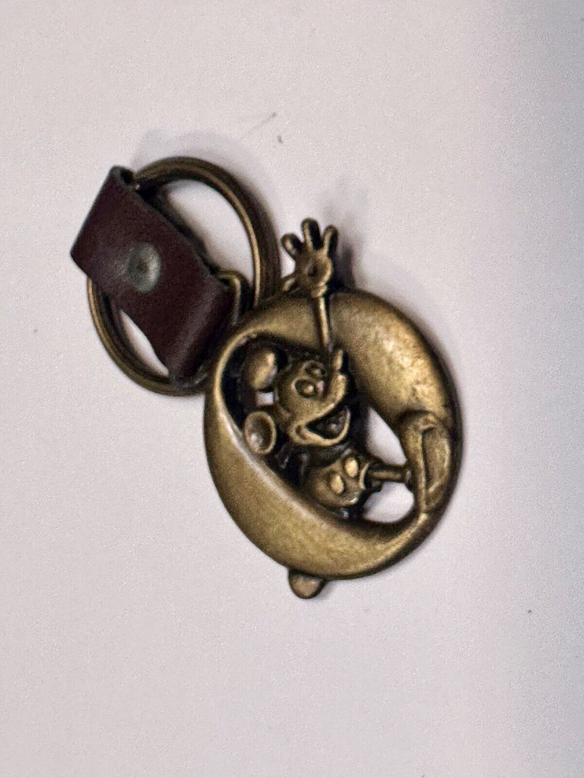 VINTAGE LETTER INITIAL O  MICKEY MOUSE DISNEY KEYCHAIN BRASS and LEATHER FOB