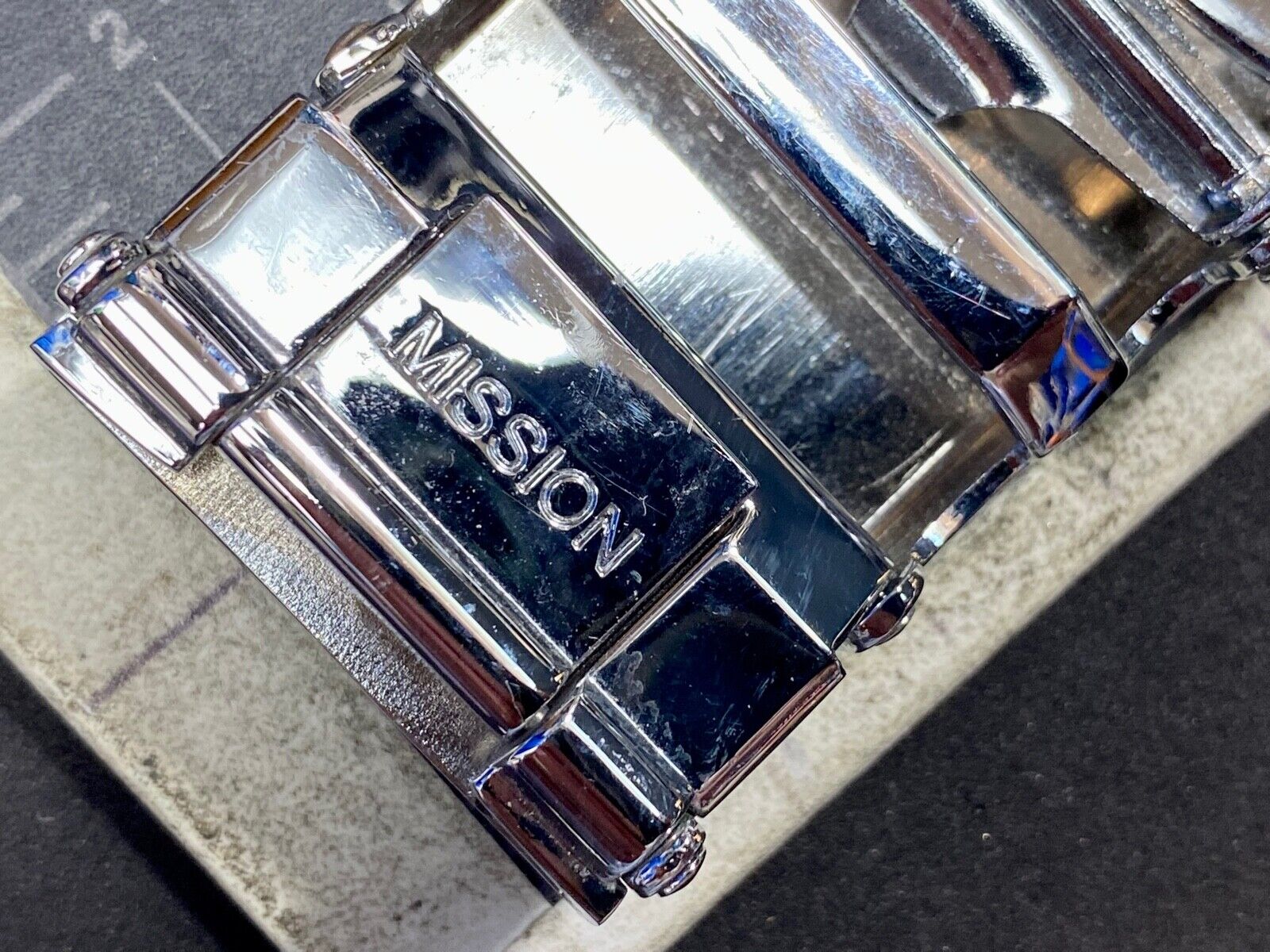 Unknown to me, Cream & silver color lines automatic slide belt buckle   U?  V?  