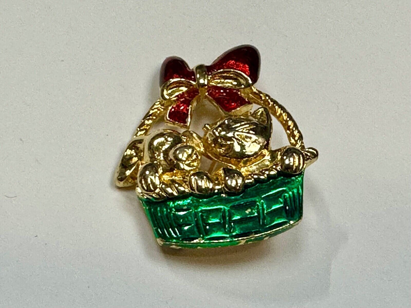 Vintage Christmas Kitten in Basket Green Red Gold Tone Holiday Brooch Pin