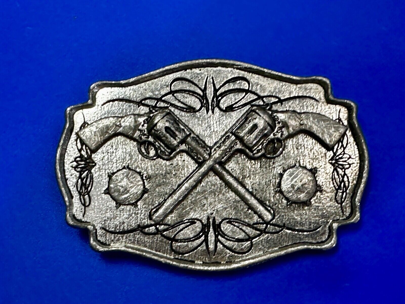 Two Guns Revolver Pistol Western Mobtown 2004 Silver Tone Belt Buckle