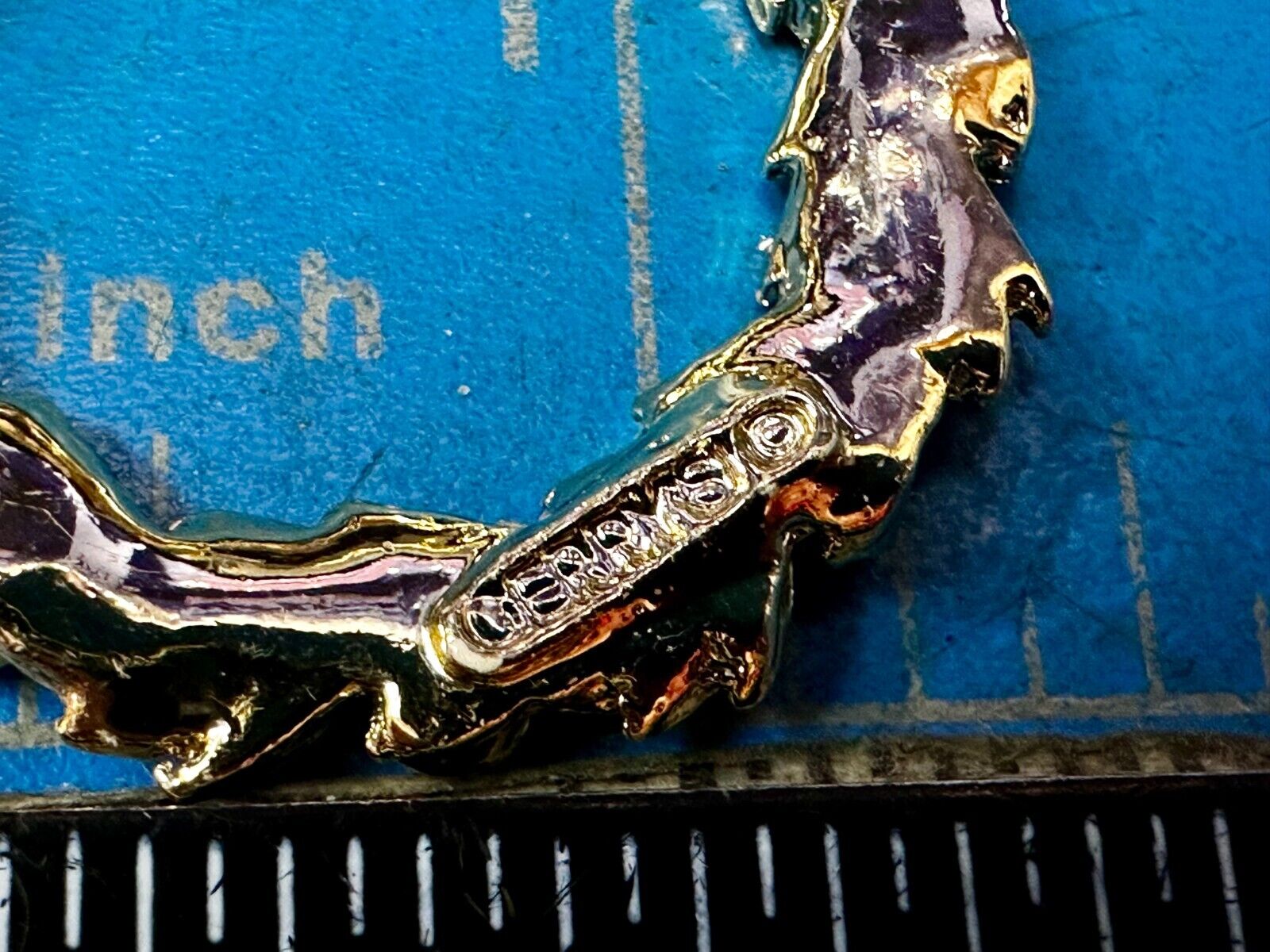 Vintage Gerrys Gold Tone Textured Leaf Leaves Round Wreath Brooch Pin