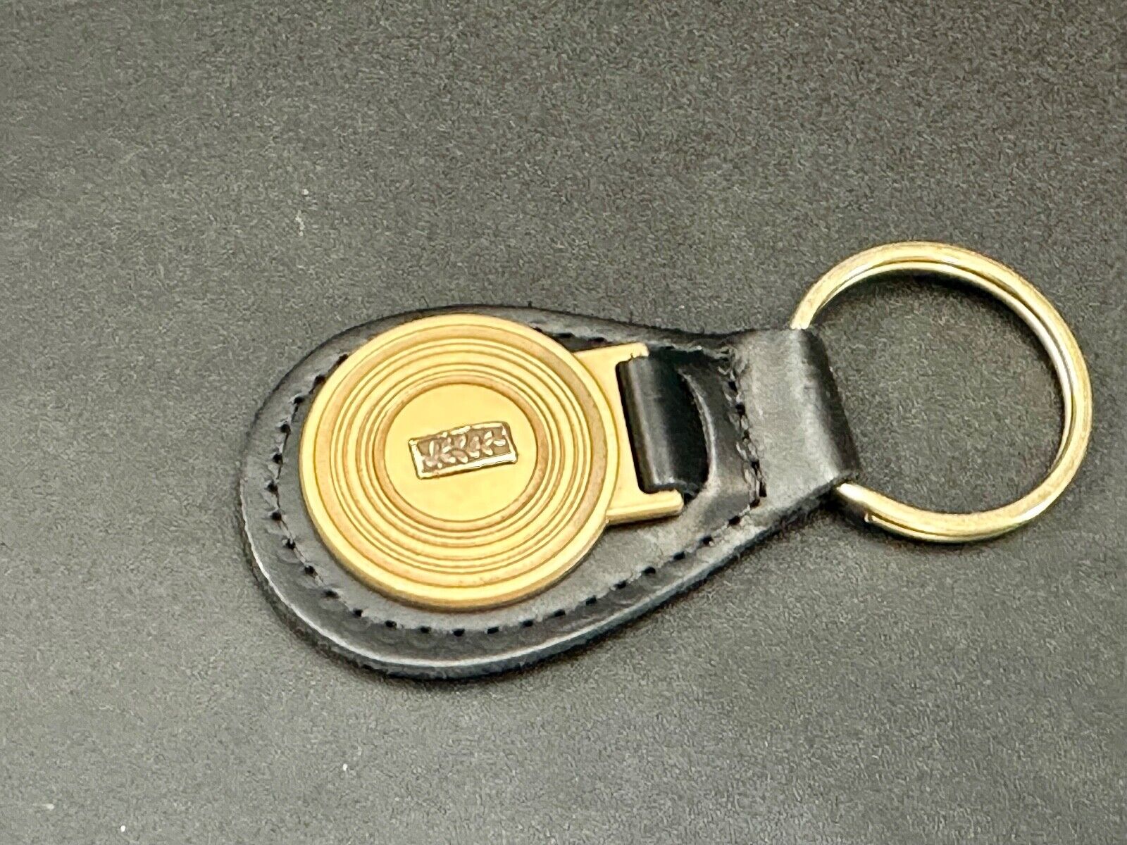 unknown to me!   Leaf emblem logo gold tone Keychain - Key Fob Ring Chain
