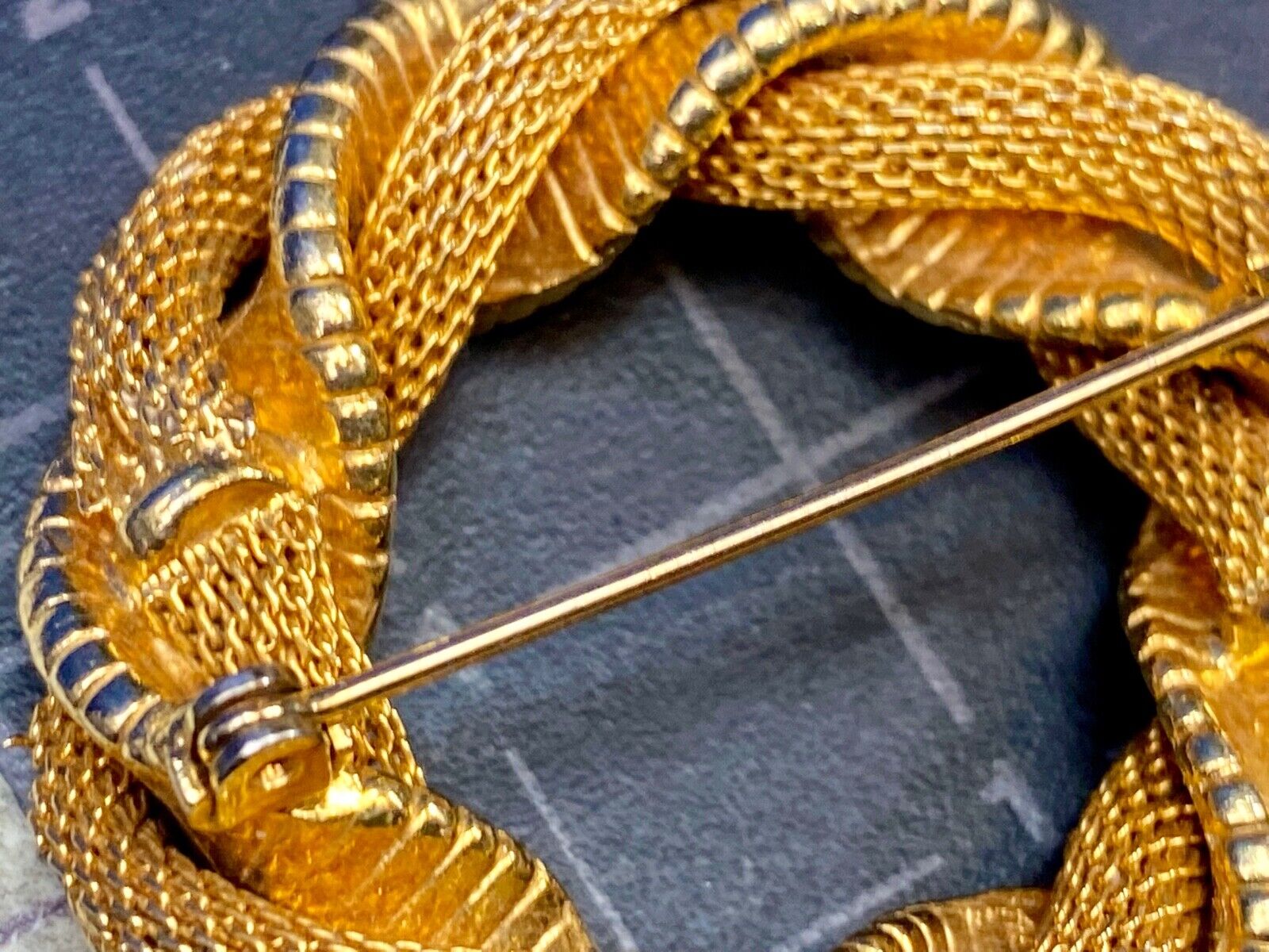 Vintage Gold Tone Twisted Braided Wreath Brooch Pin