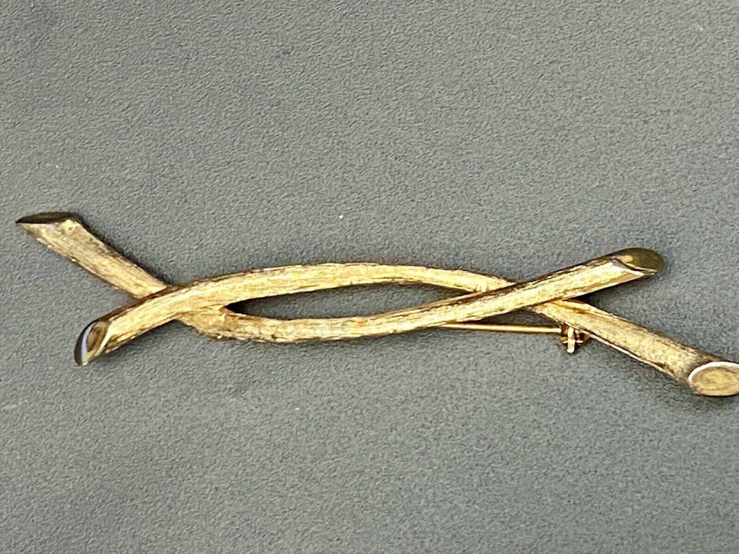 1960s Brushed Textured Gold Tone Intertwining Sticks 3.75" Brooch by Judy Lee