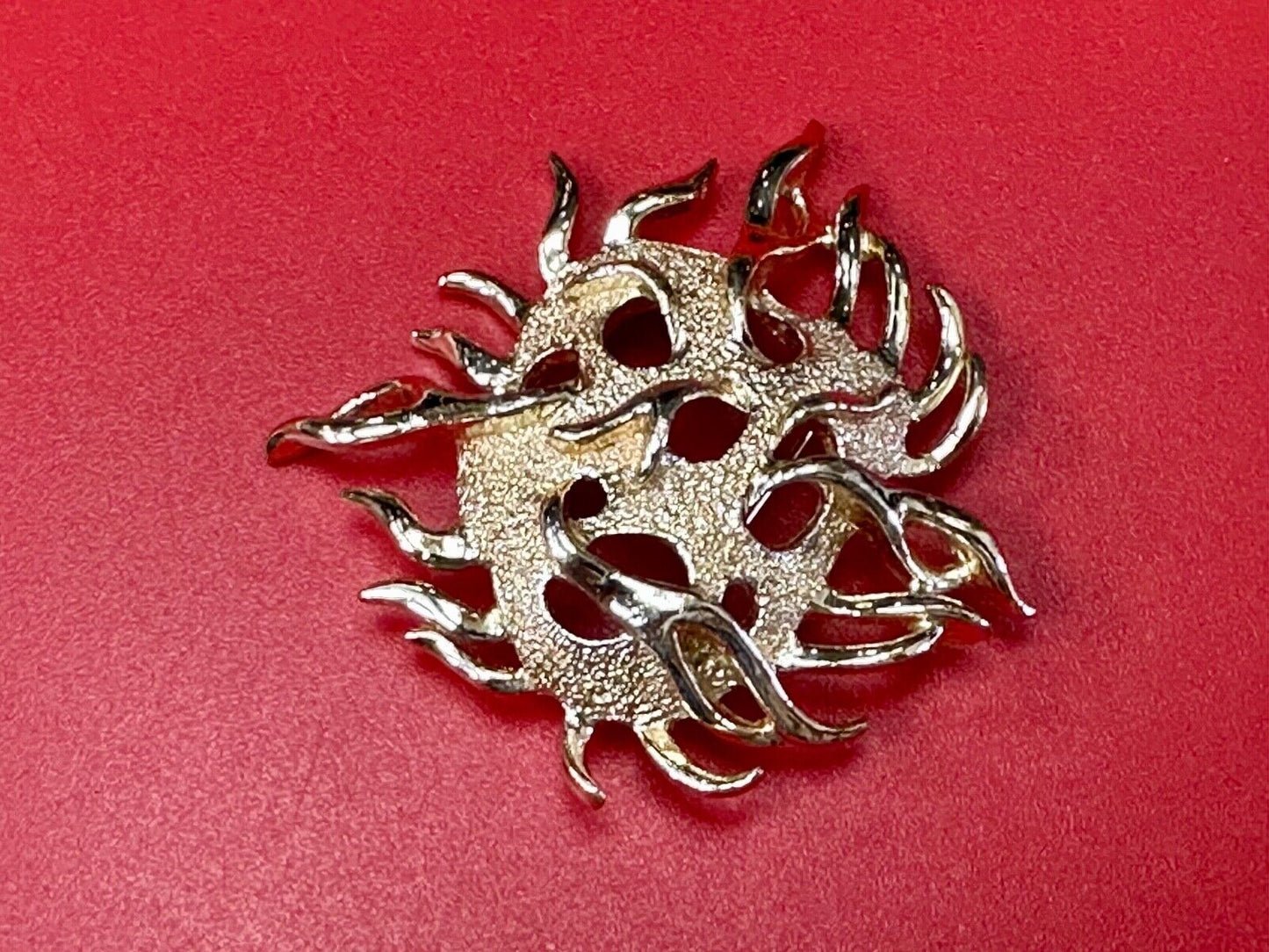 Unique Dimensional Sarah Coventry signed gold tone brooch pin