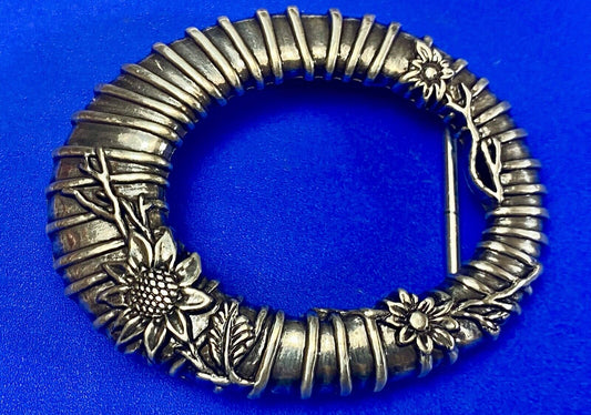 unique wire twist silver tone flower theme oval Vintage belt buckle
