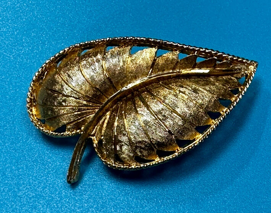Beautiful Leaf Shaped Large 2.5" wide! Gold Tone Brooch Pin Signed BSK